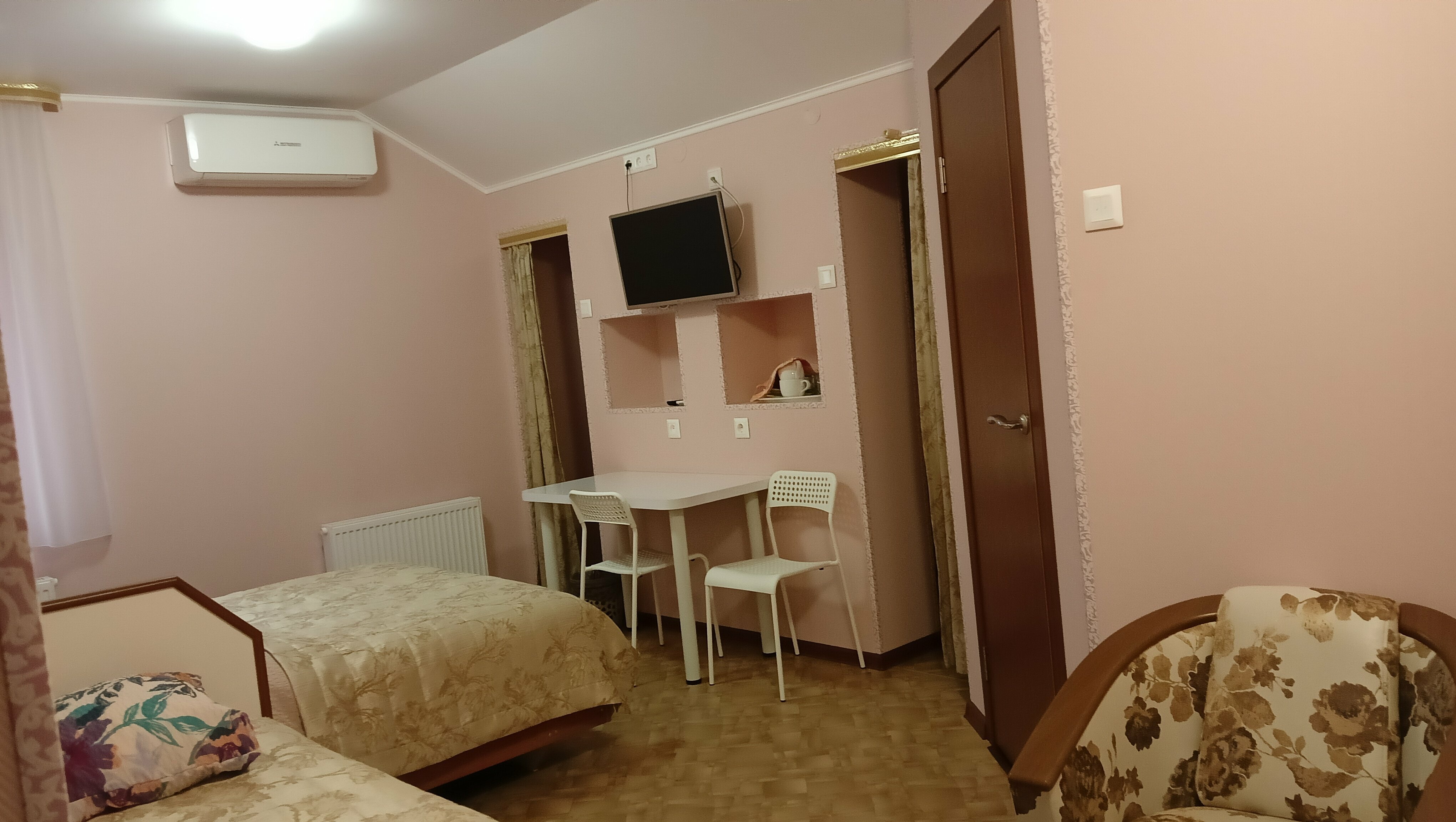 Трехместный номер «Комфорт» с душем