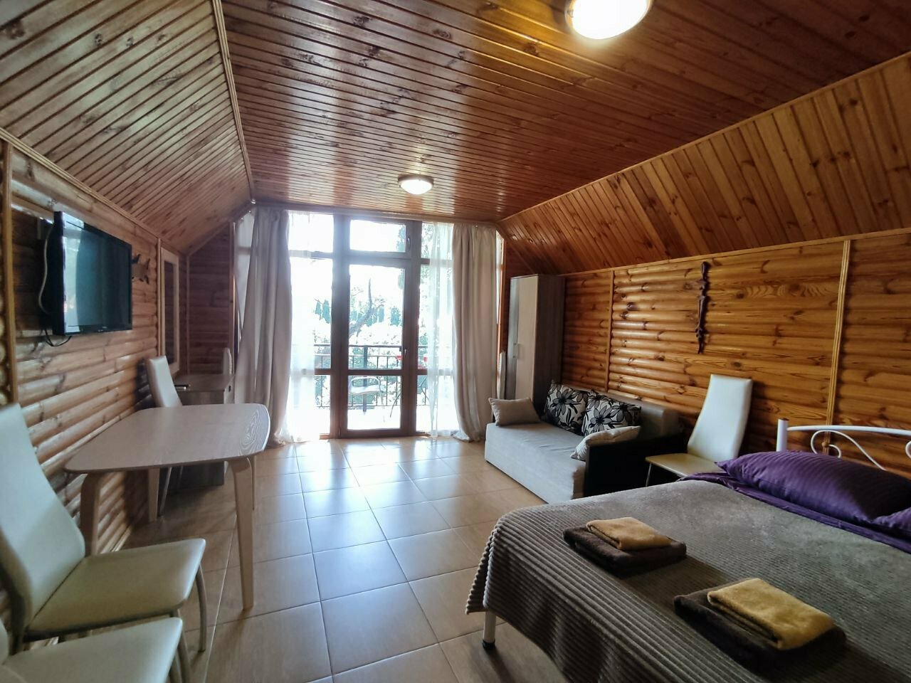 Студия с балконом и панорамными окнами