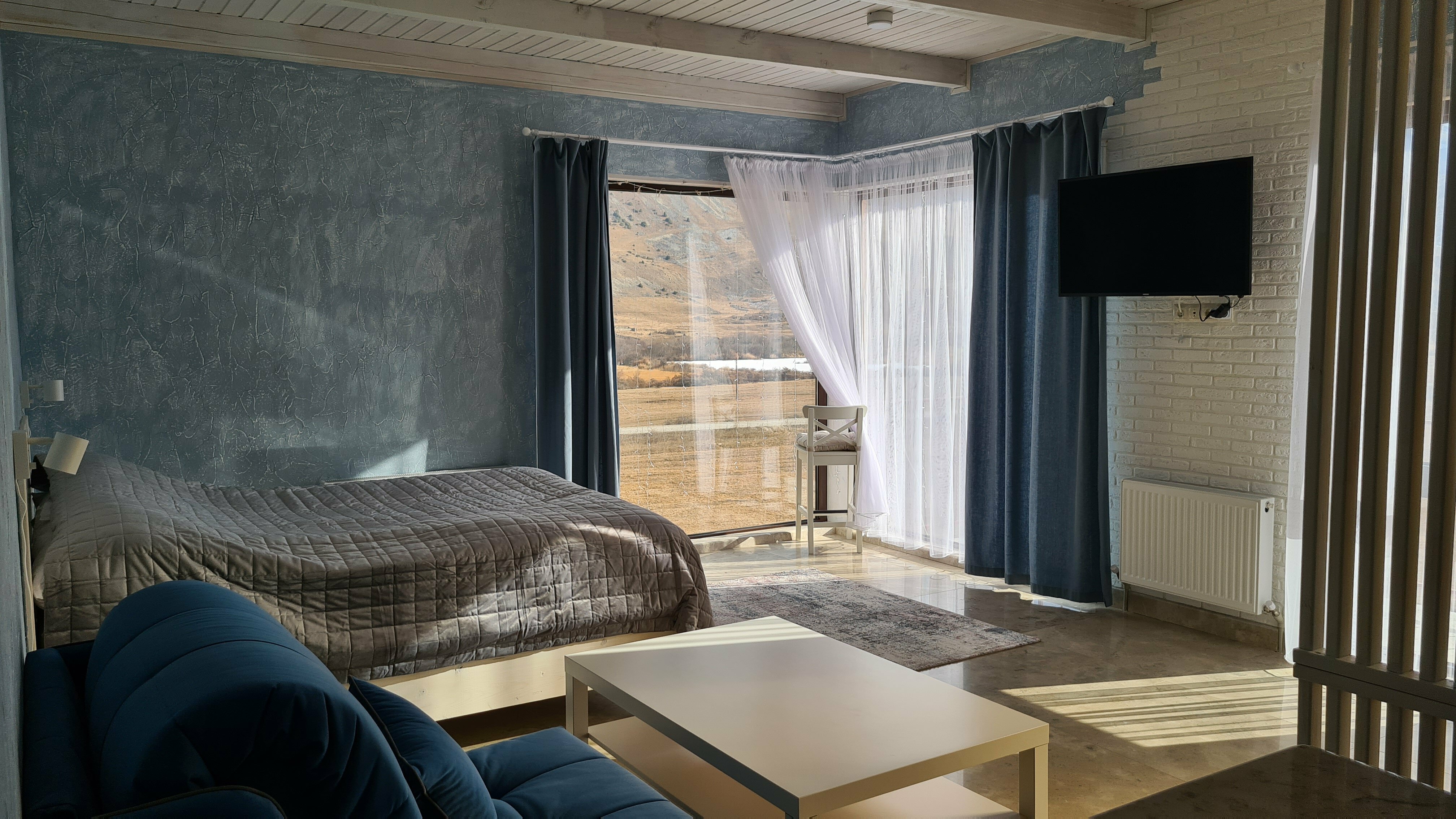 Трехместный номер с видом на горы