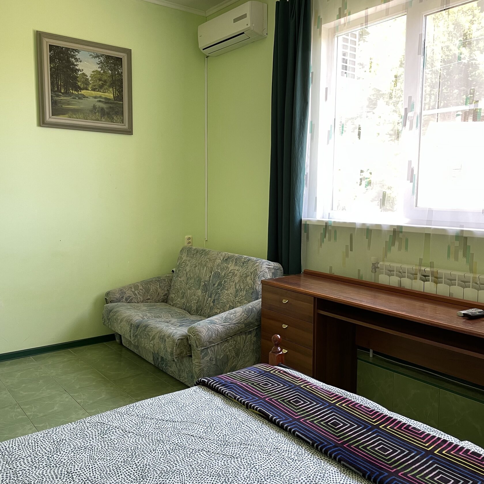 Двухместный номер с двуспальной кроватью и окном