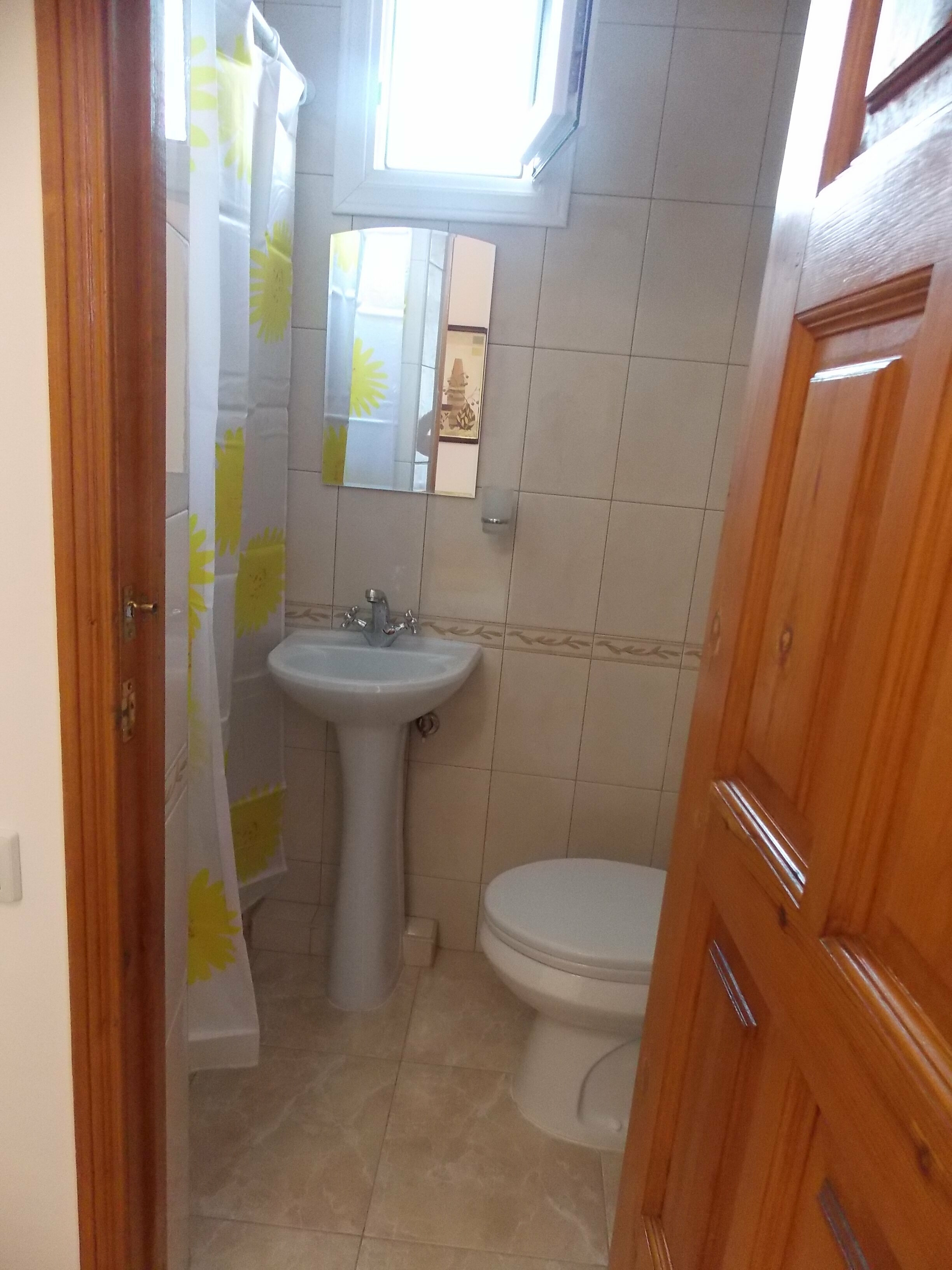 Трехместный номер с собственной ванной комнатой