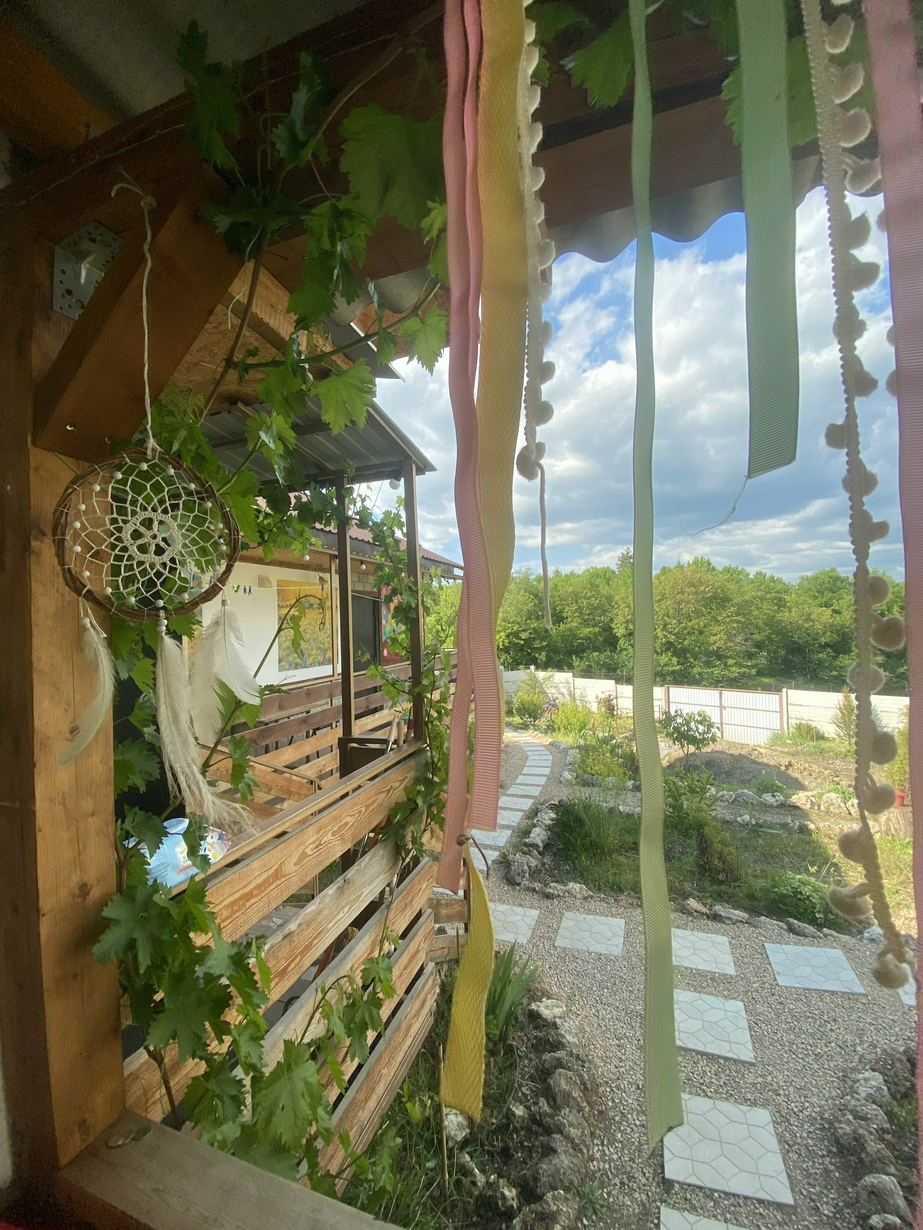 Спальное место на двухъярусной кровати в общем номере для женщин