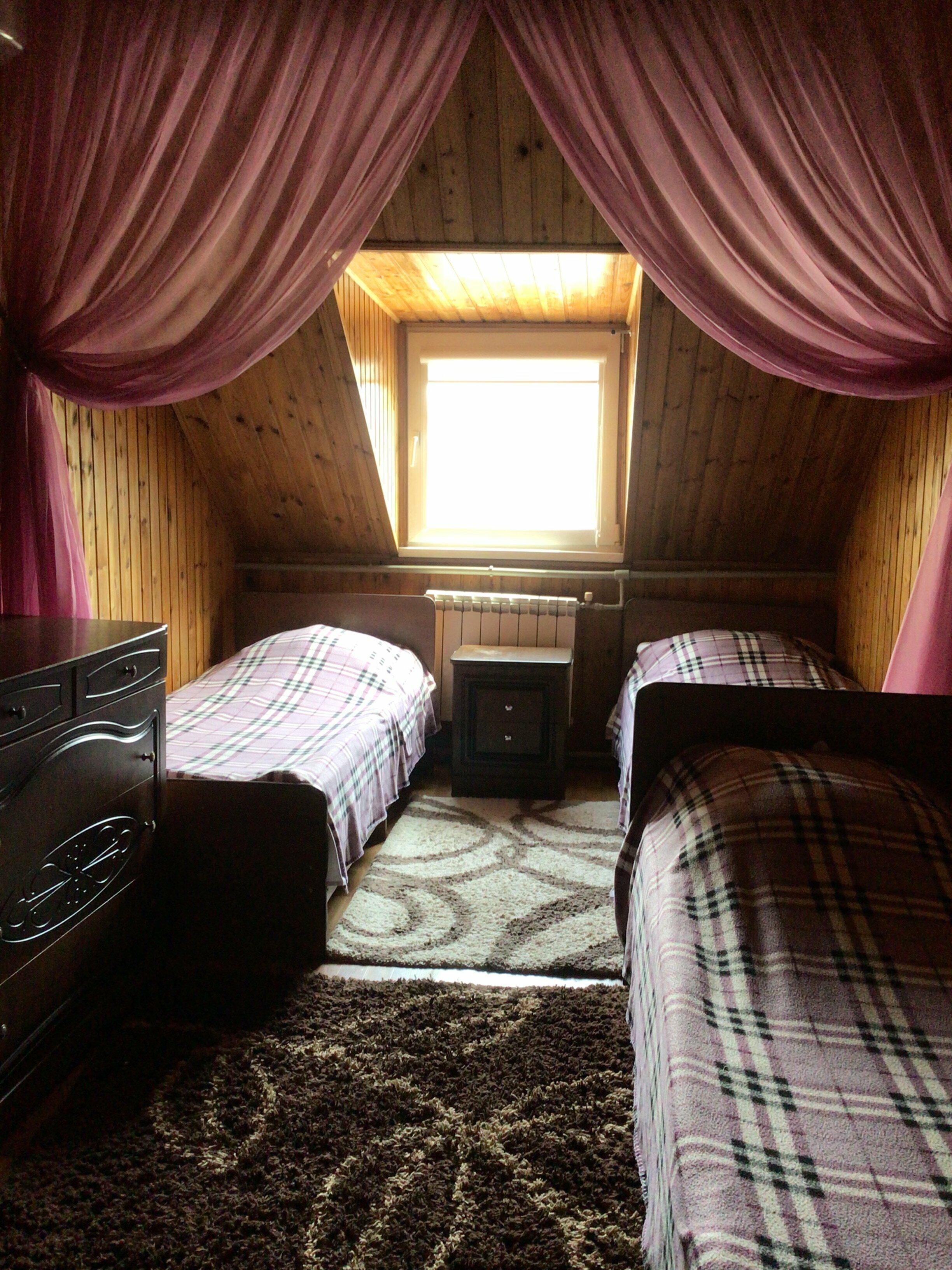 Трехместный номер с общим душем и туалетом