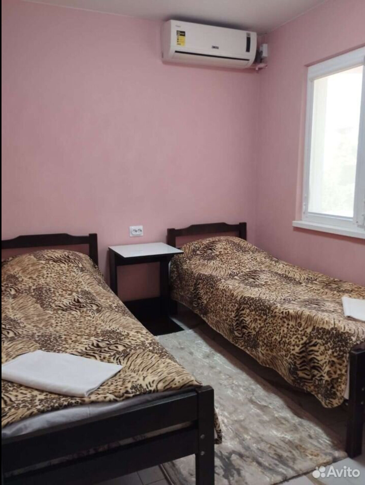 Двухместный номер с 2 отдельными кроватями общим душем и туалетом