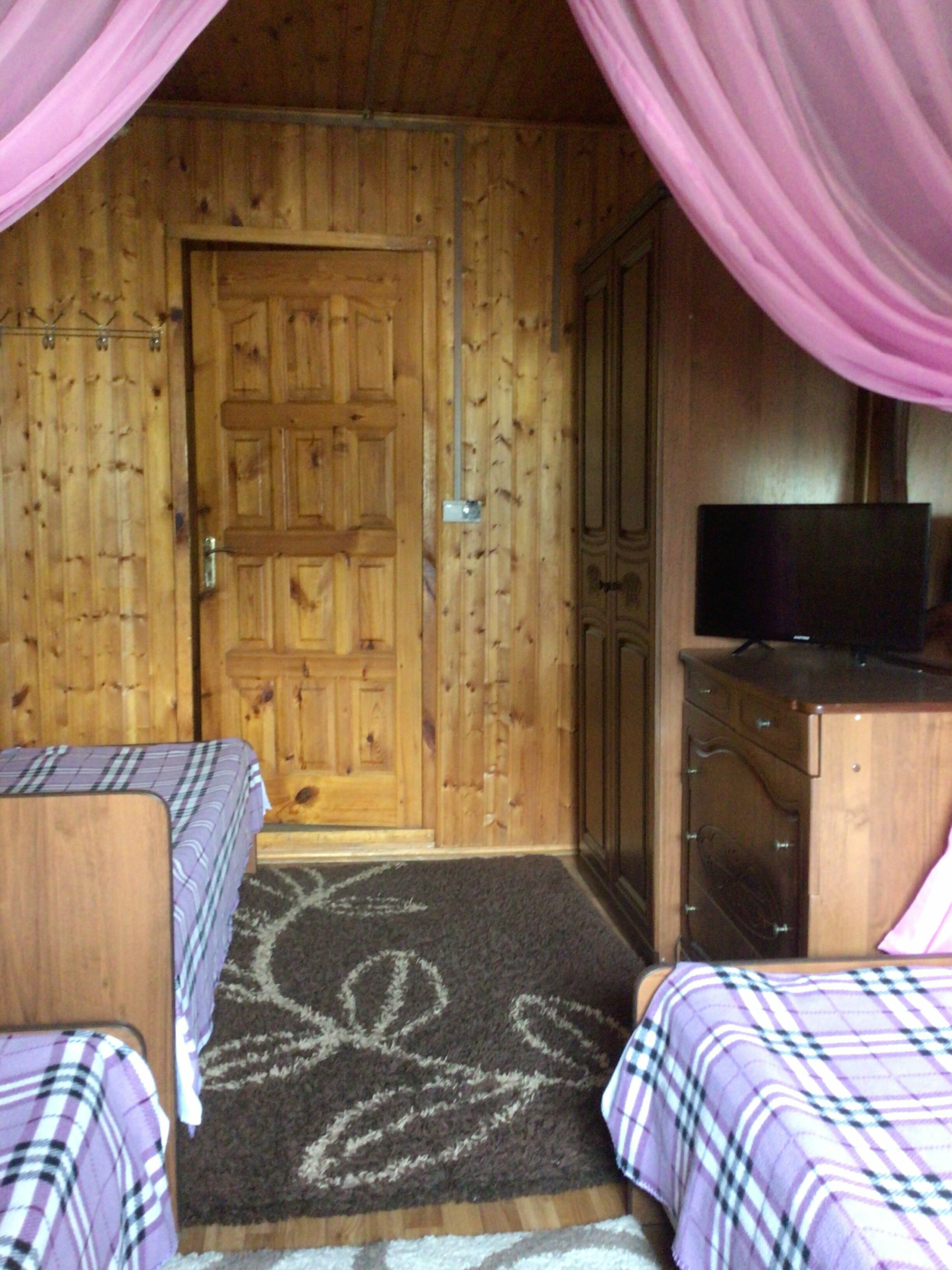 Трехместный номер с общим душем и туалетом