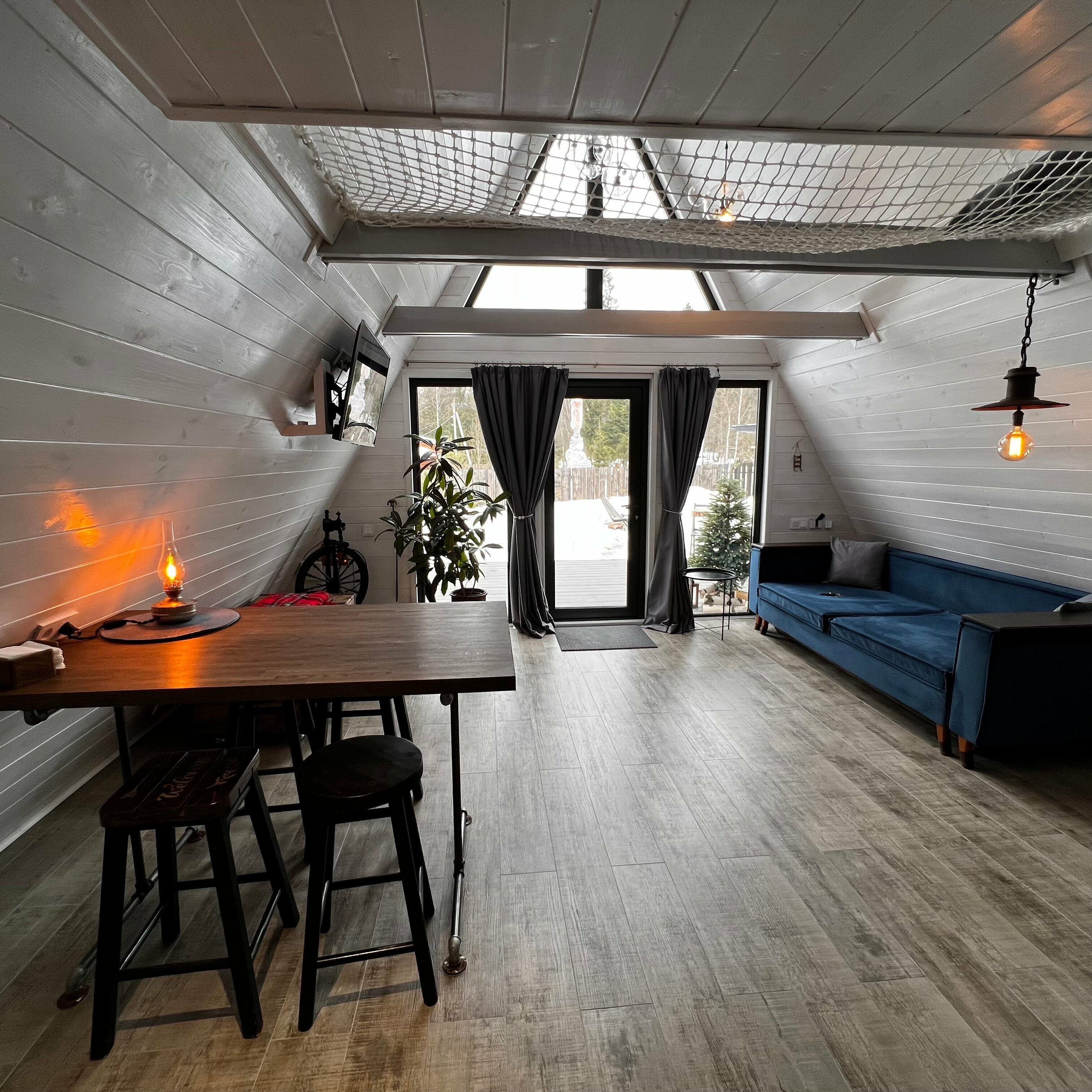 Дом на опушке леса с баней.