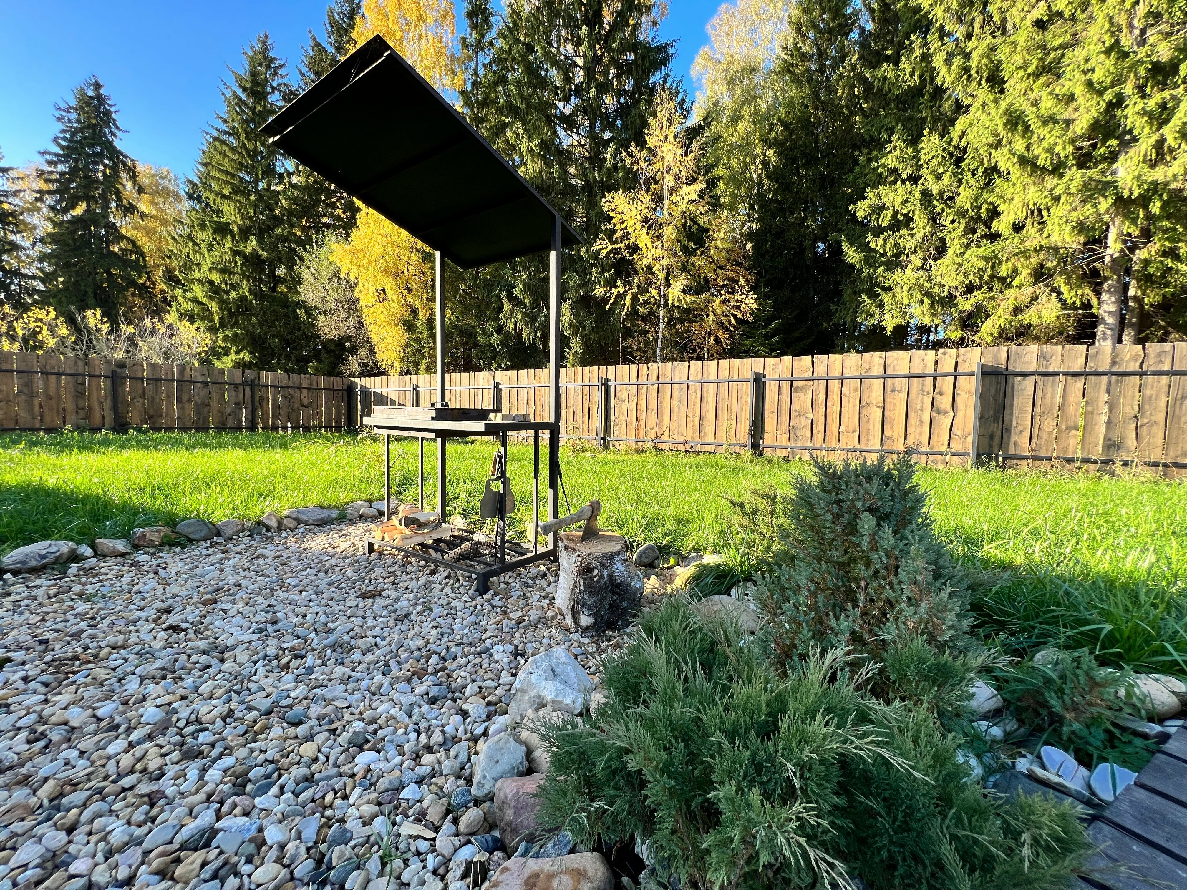 Дом на опушке леса с баней.