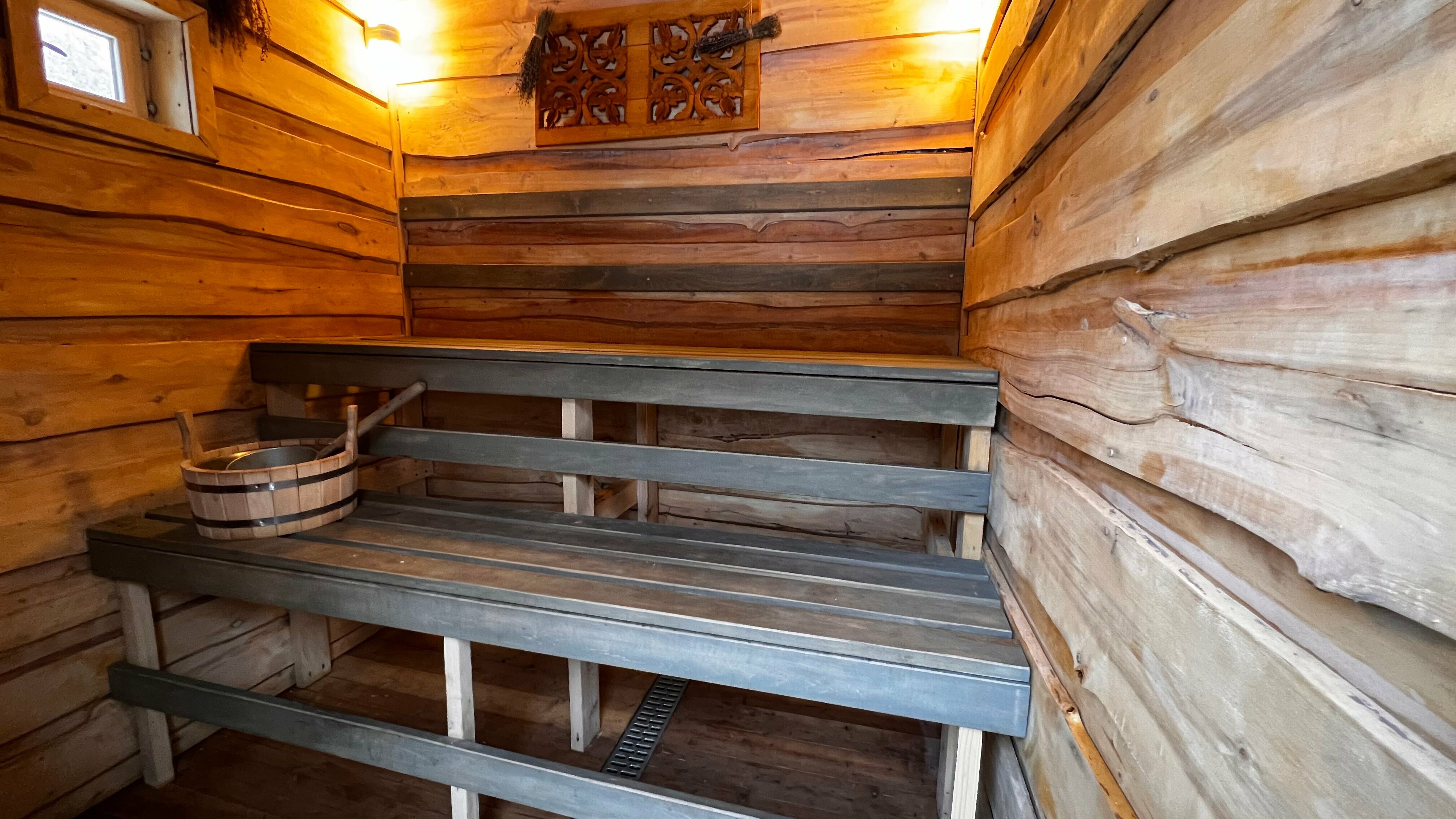 Дом на опушке леса с баней.