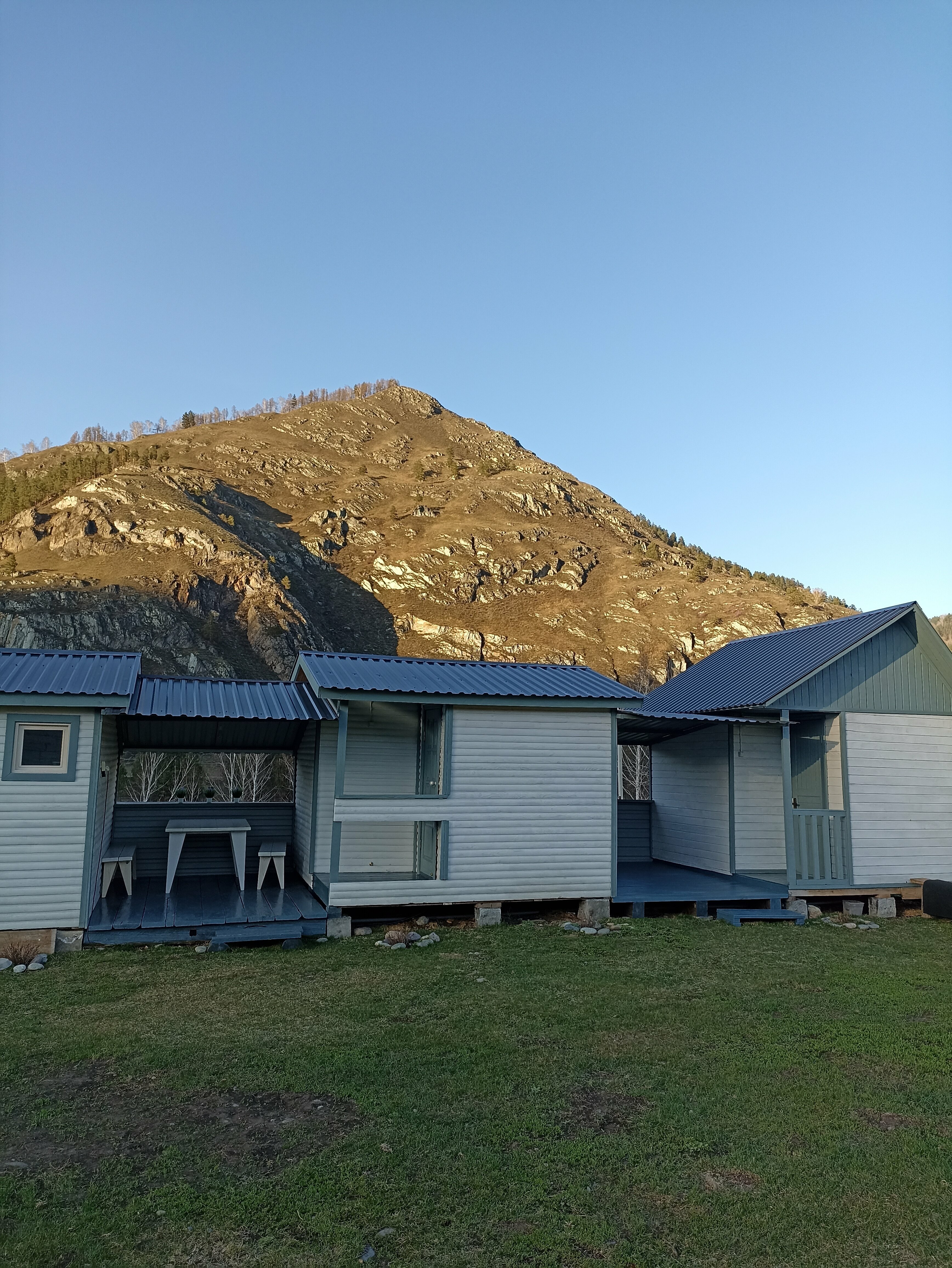 Трехместный номер с видом на горы