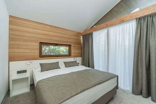 Новый коттедж с двумя спальнями, кухней-студио и террасой в Поляна Сказок