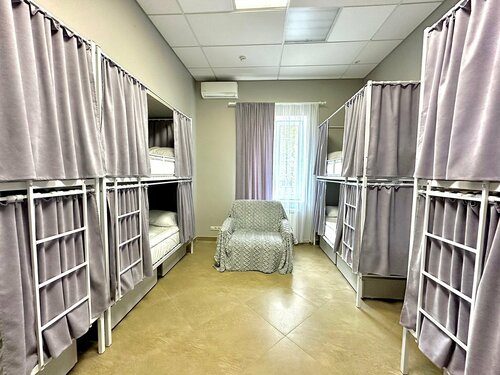 Спальное место на двухъярусной кровати в общем номере для женщин