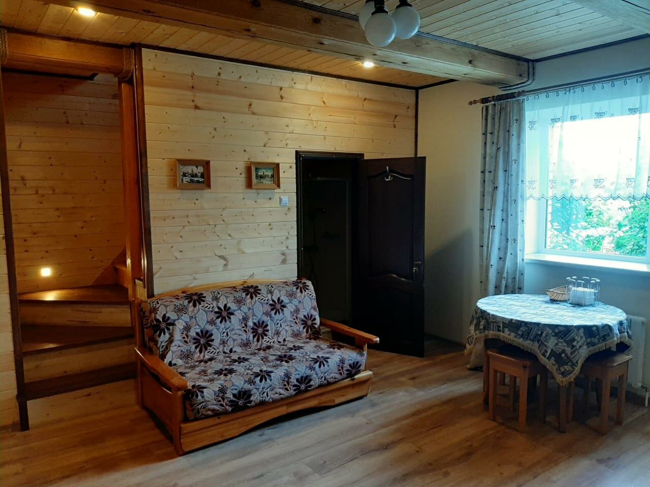 Семейный номер с видом на сад