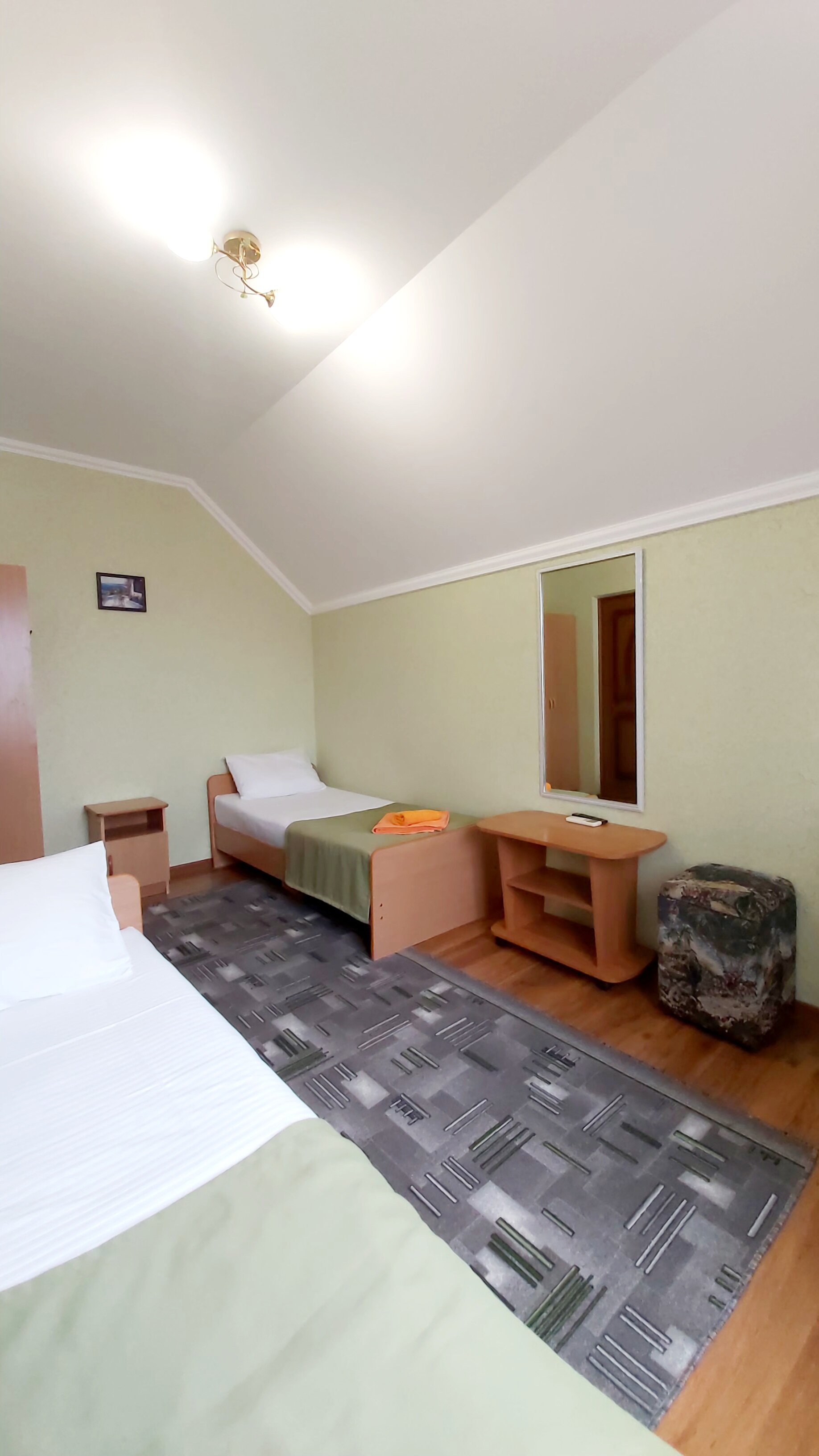 Двухместный номер эконом-класса с 2 отдельными кроватями