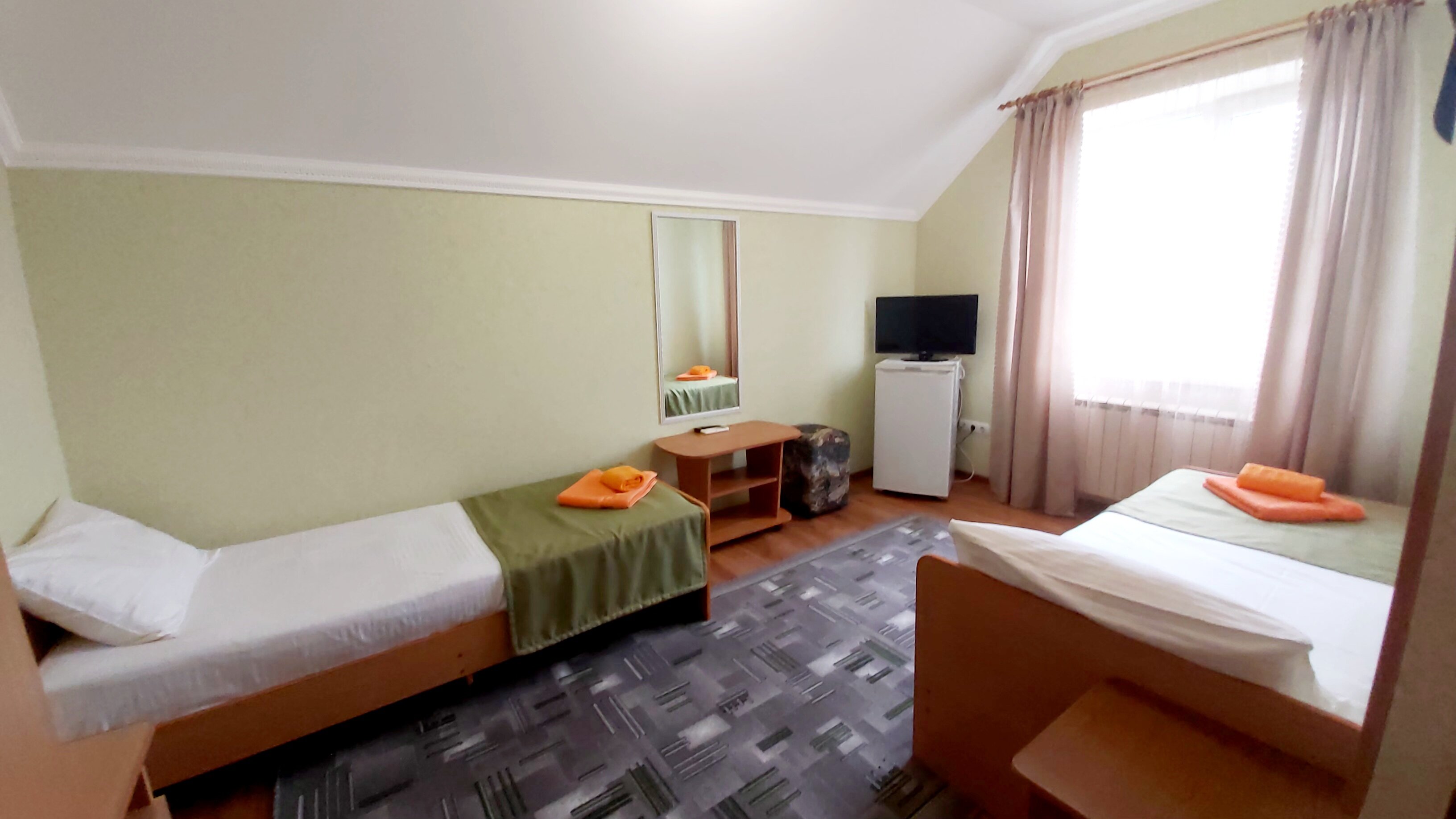 Двухместный номер эконом-класса с 2 отдельными кроватями