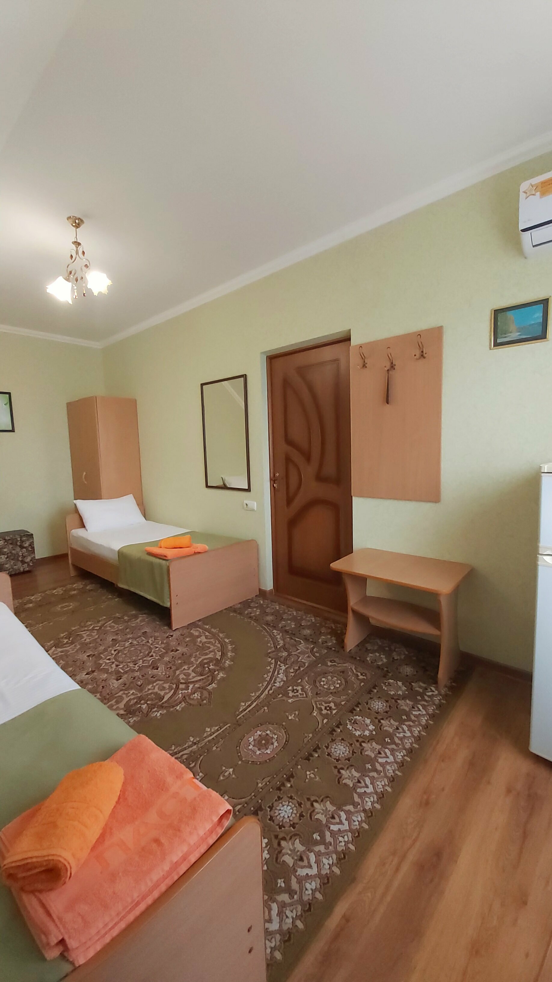 Трехместный номер с общей ванной комнатой