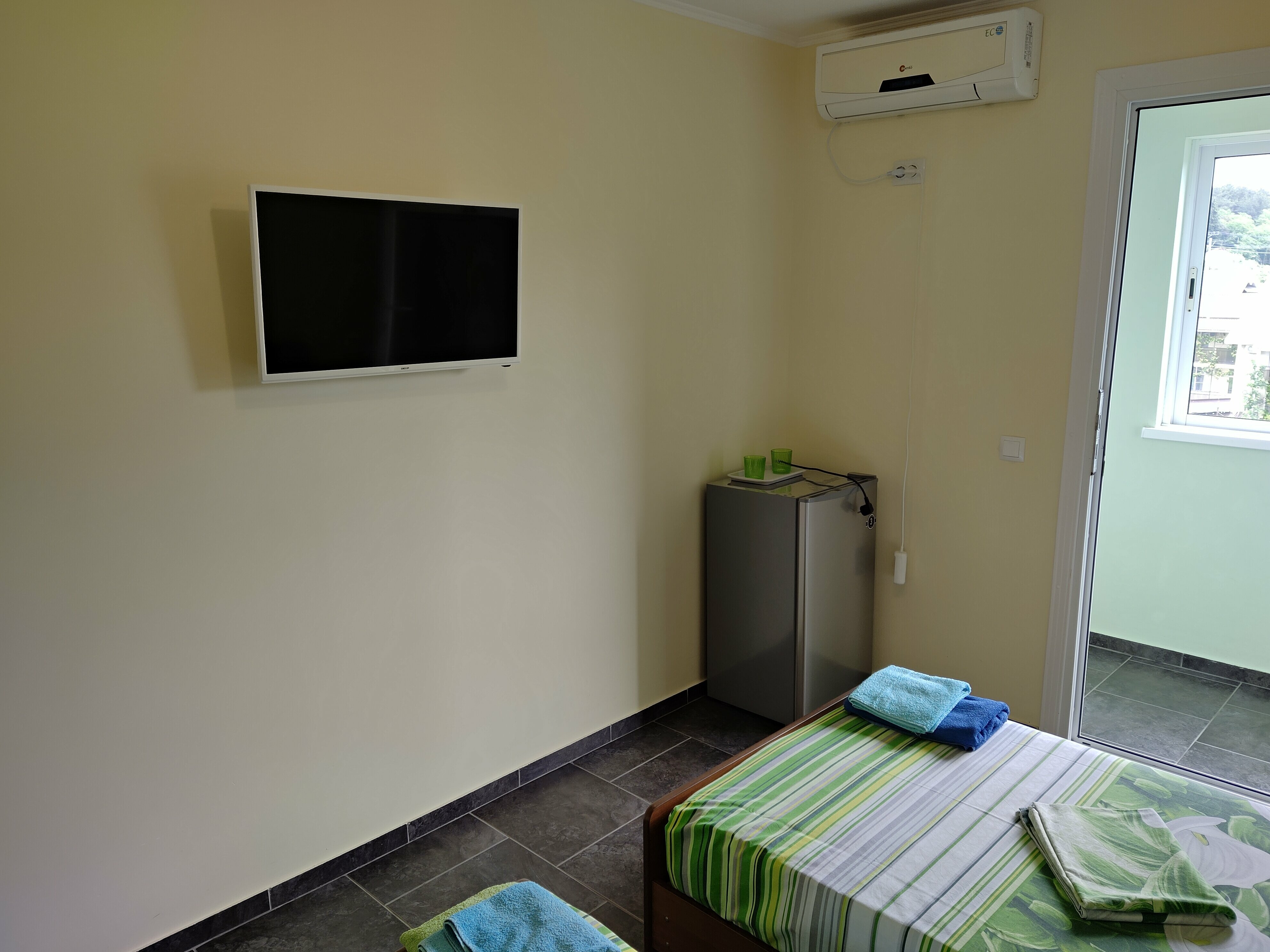 Двухместный номер с 2 отдельными кроватями и общим туалетом