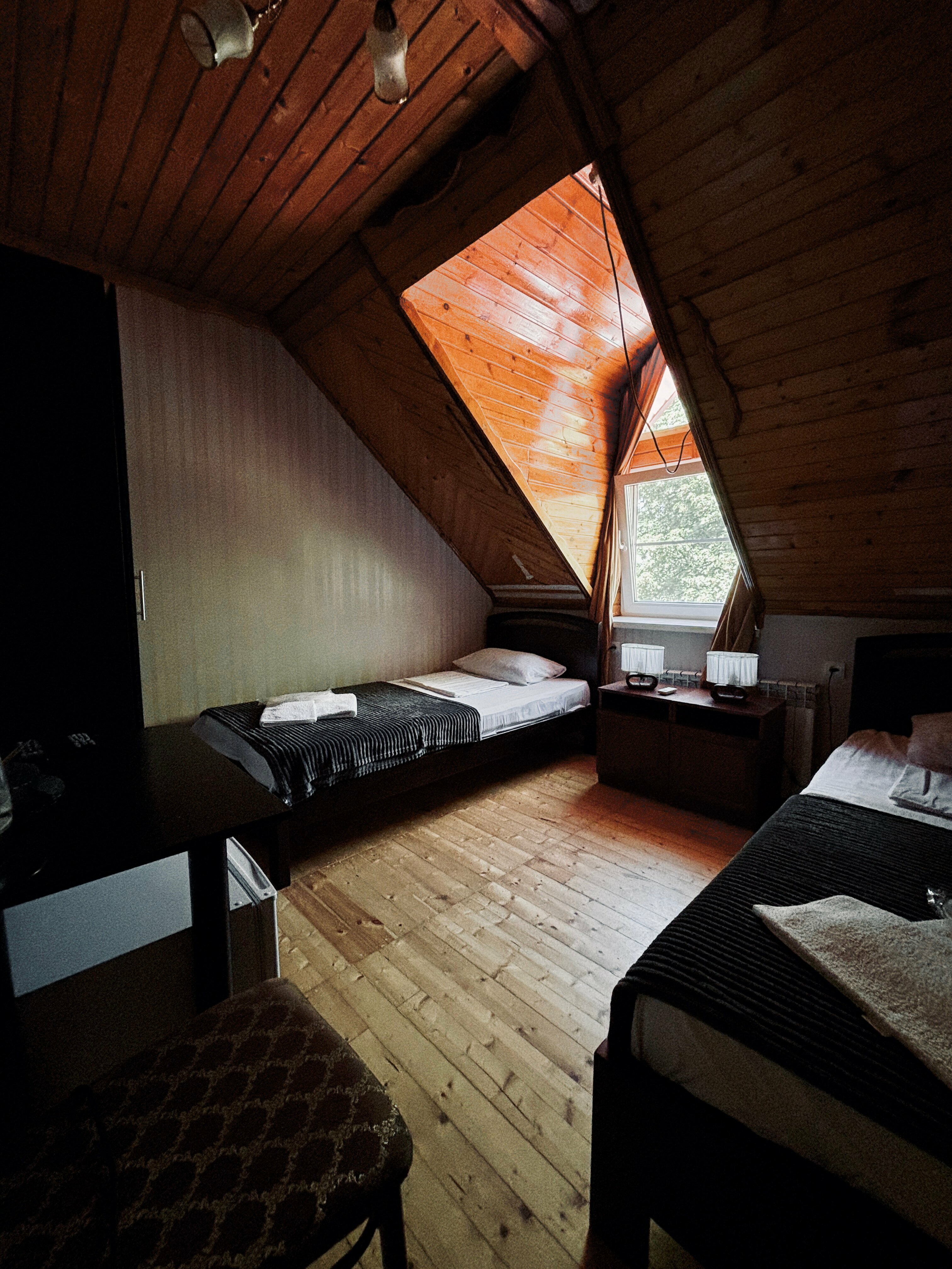 Небольшой двухместный номер с 2 отдельными кроватями