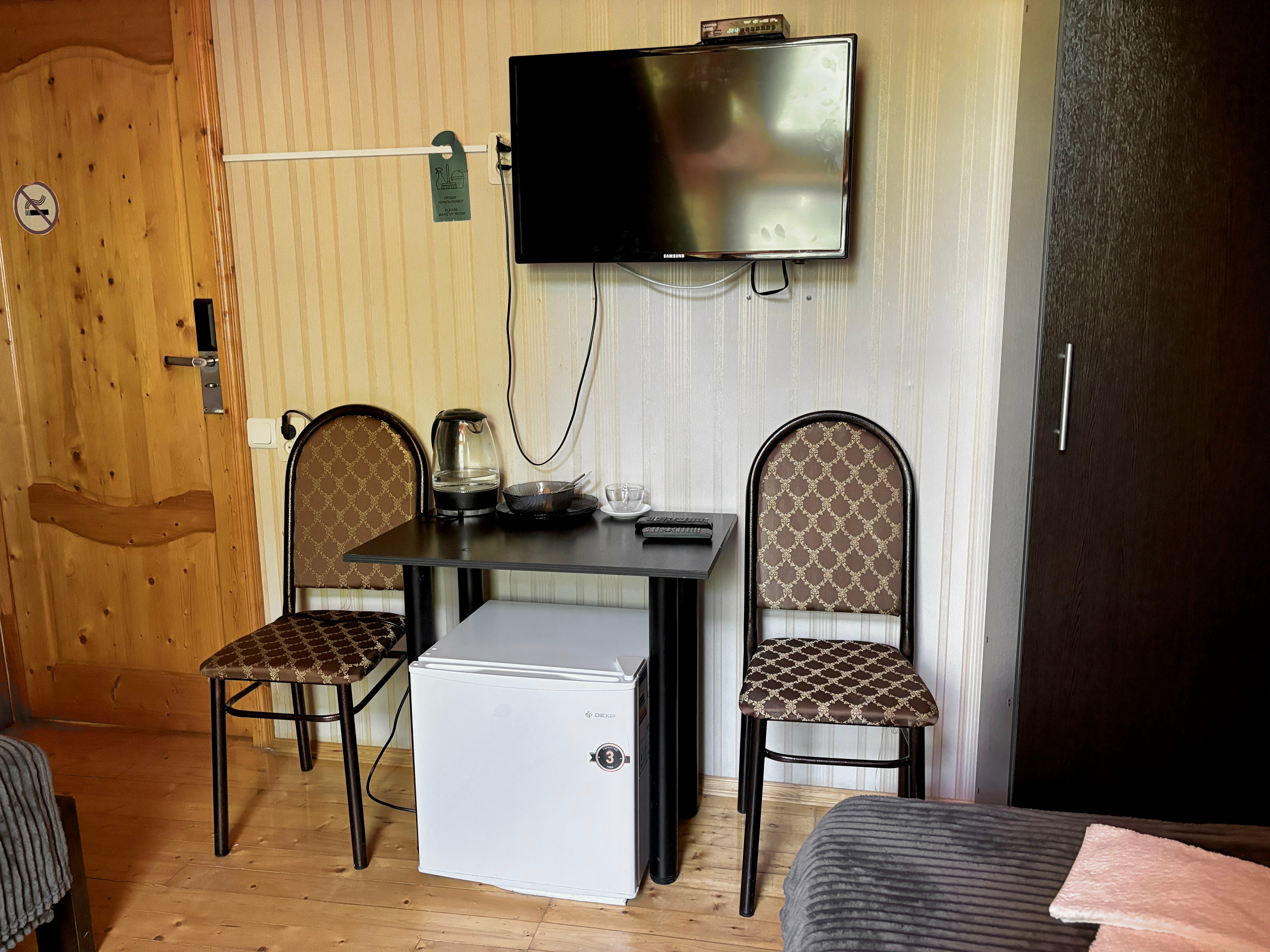 Небольшой двухместный номер с 2 отдельными кроватями