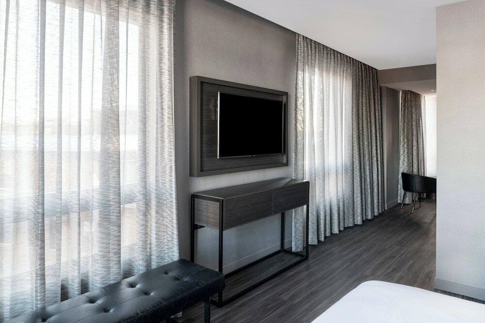 Suite, 1 King Bed with Sofa bed, Corner