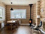 Коричневый дом с видом на озеро в Forrest Lodge Karelia