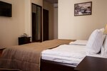 Номер повышенной комфортности с  двумя односпальными кроватями, душевой кабиной и видом на задний дворик отеля в Соната