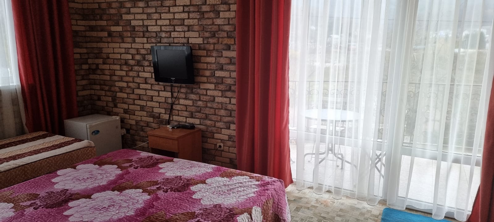 Трехместный номер с видом на горы