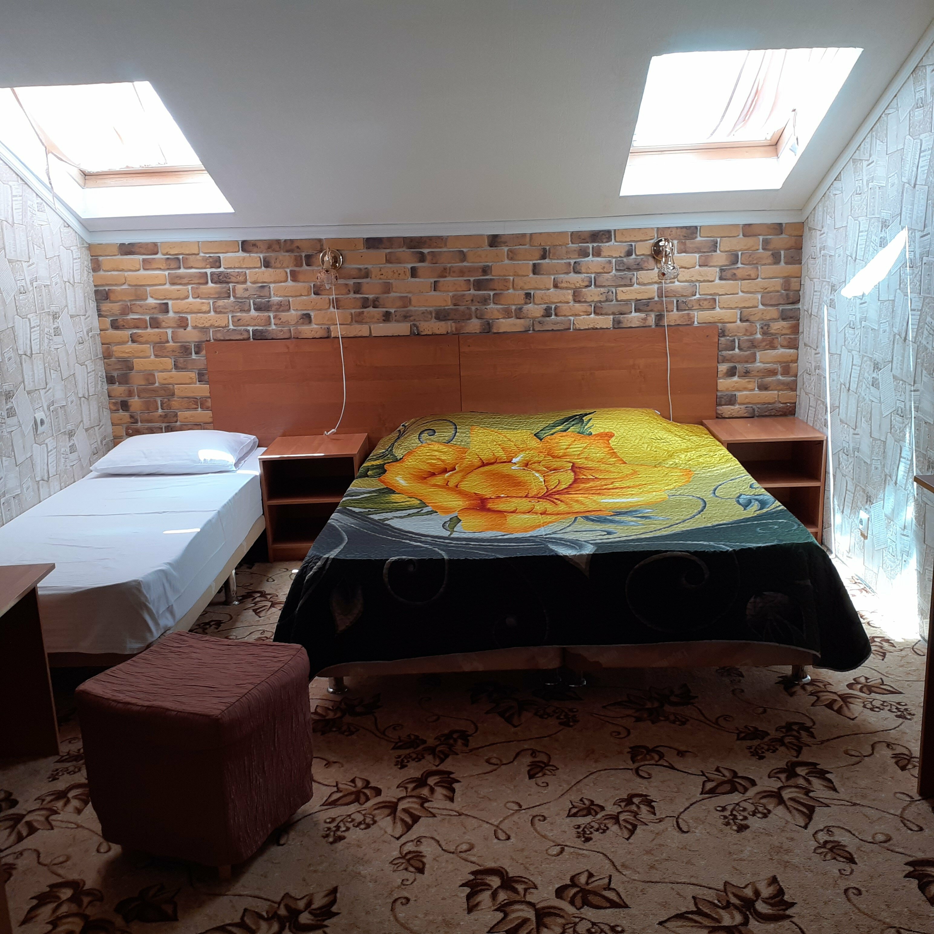 Трехместный номер с собственной ванной комнатой вне номера