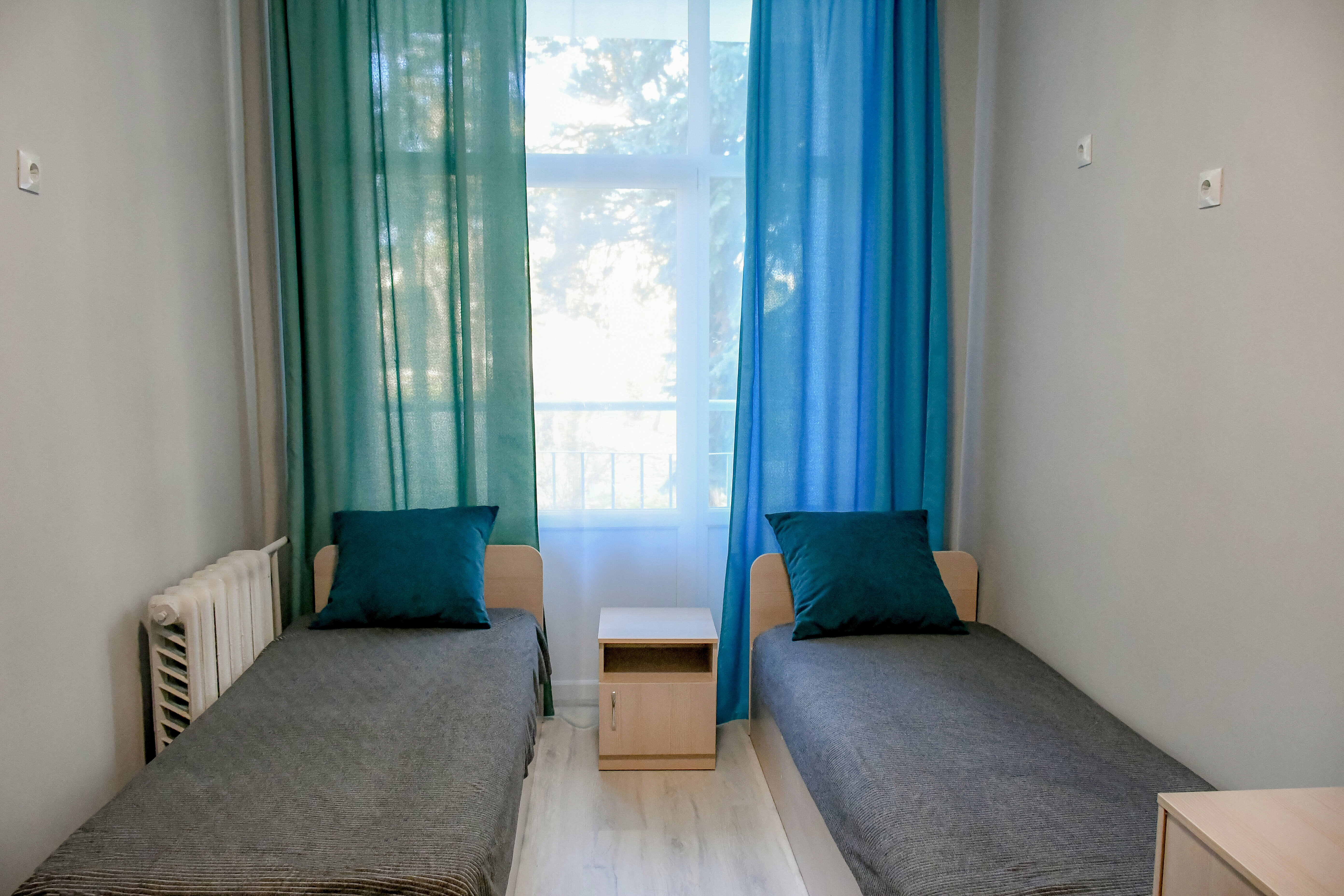 Односпальная кровать в общем номере с 4 кроватями