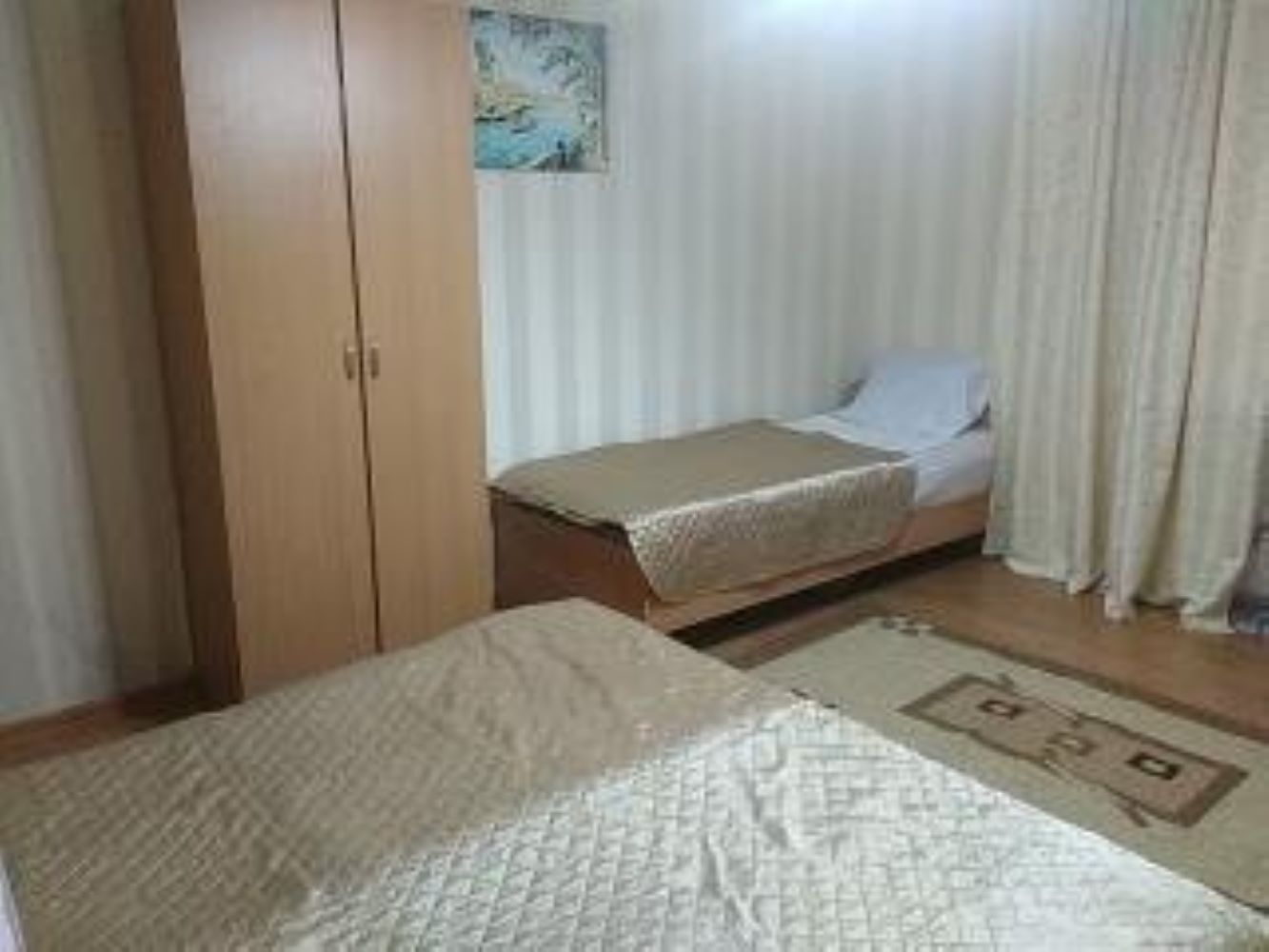 Четырехместный номер эконом-класса с общей ванной комнатой