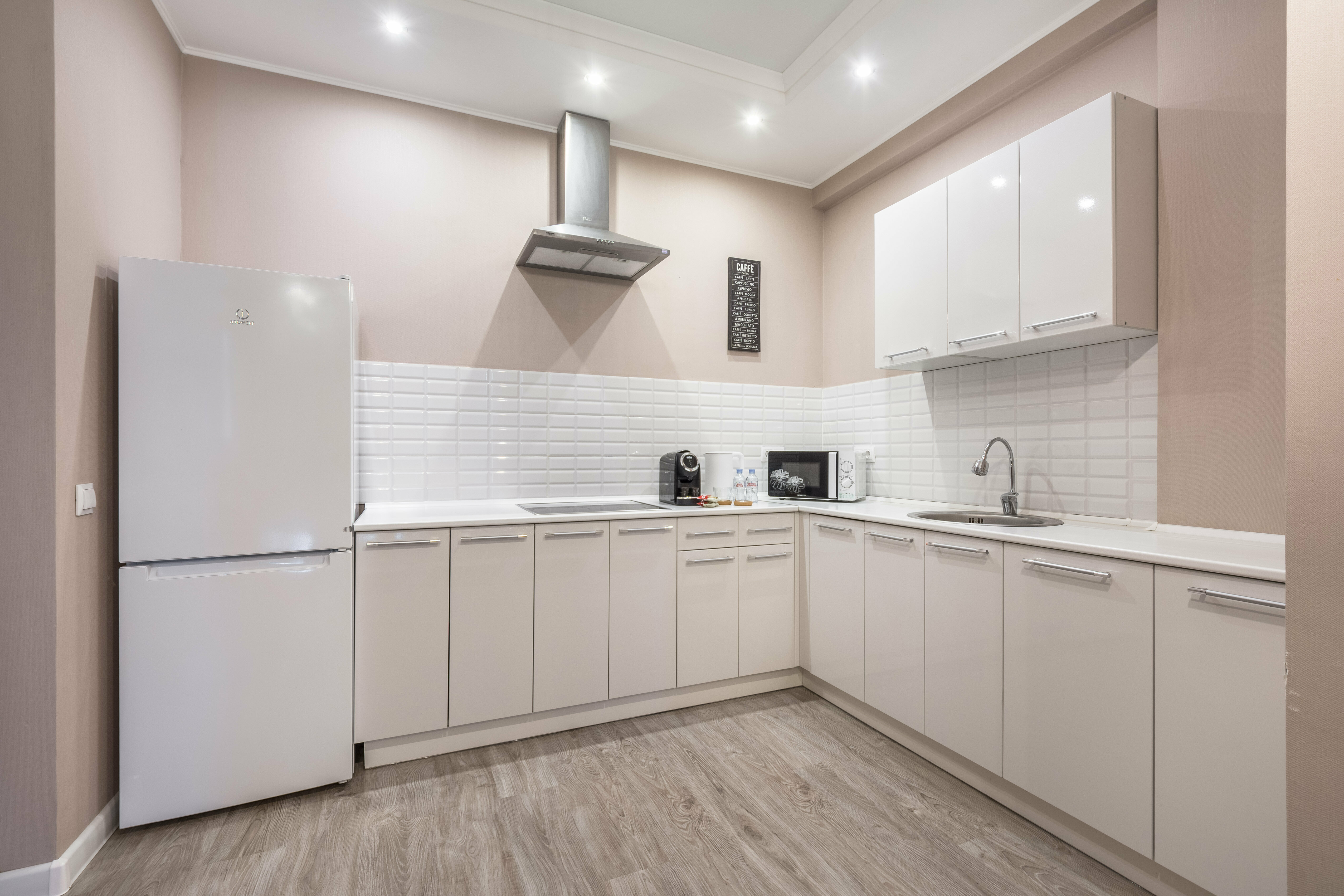 Апартаменты с панорамными окнами, качелью, кроватью super king-size и смарт-телевизором с диагональю 65 дюймов на Кубанской набережной, 33