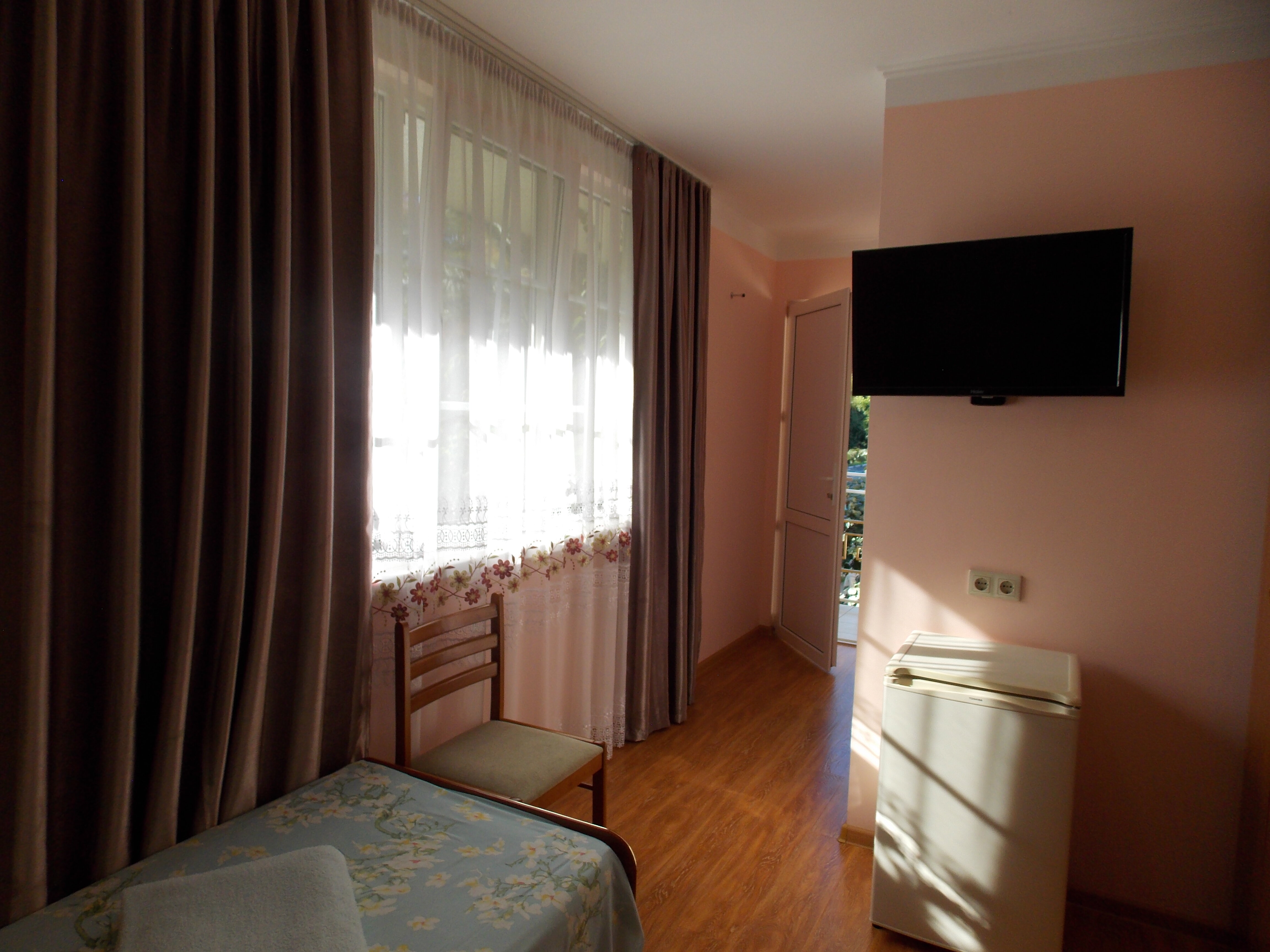 Трехместный номер с собственной ванной комнатой