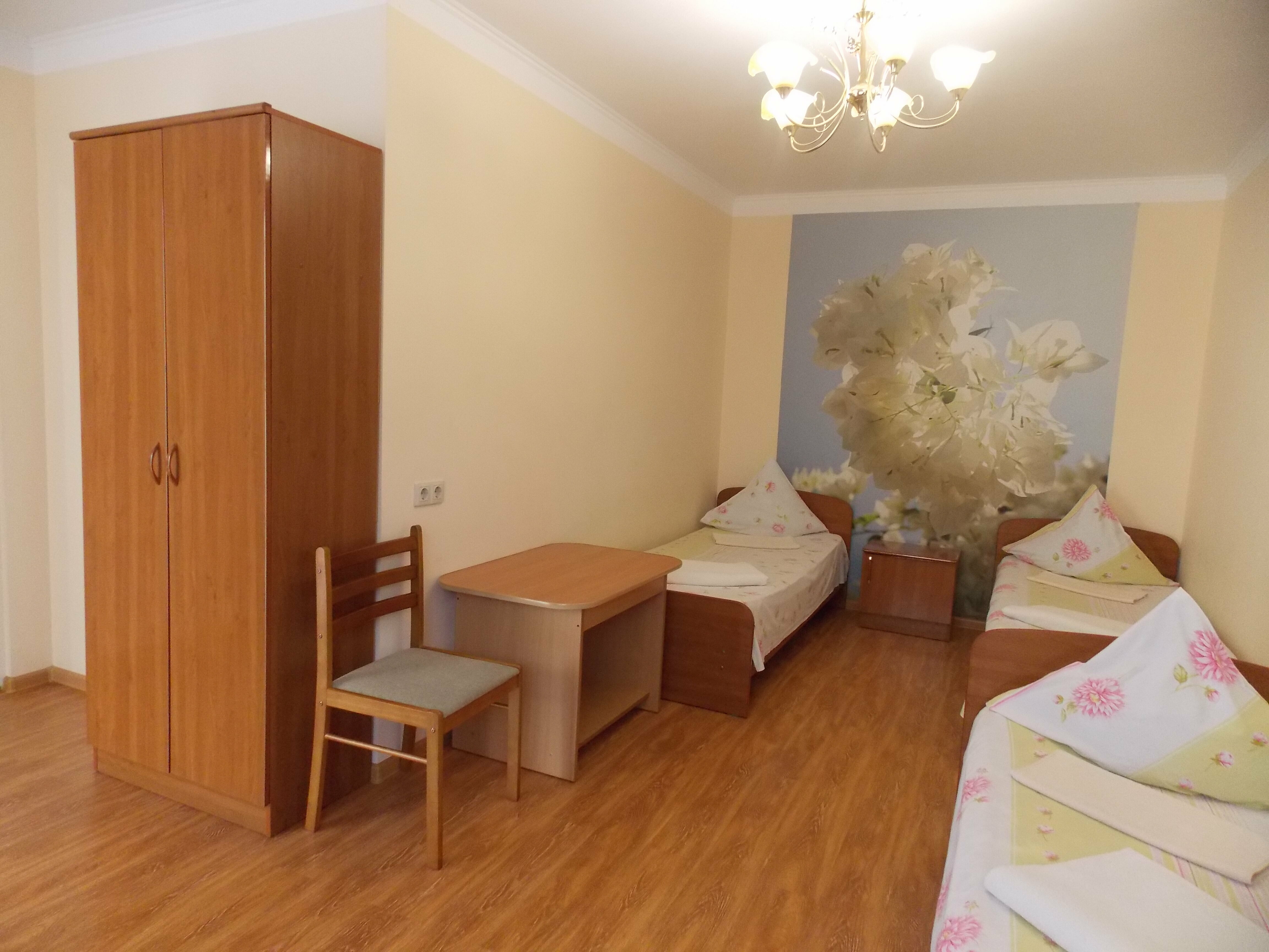 Трехместный номер с собственной ванной комнатой