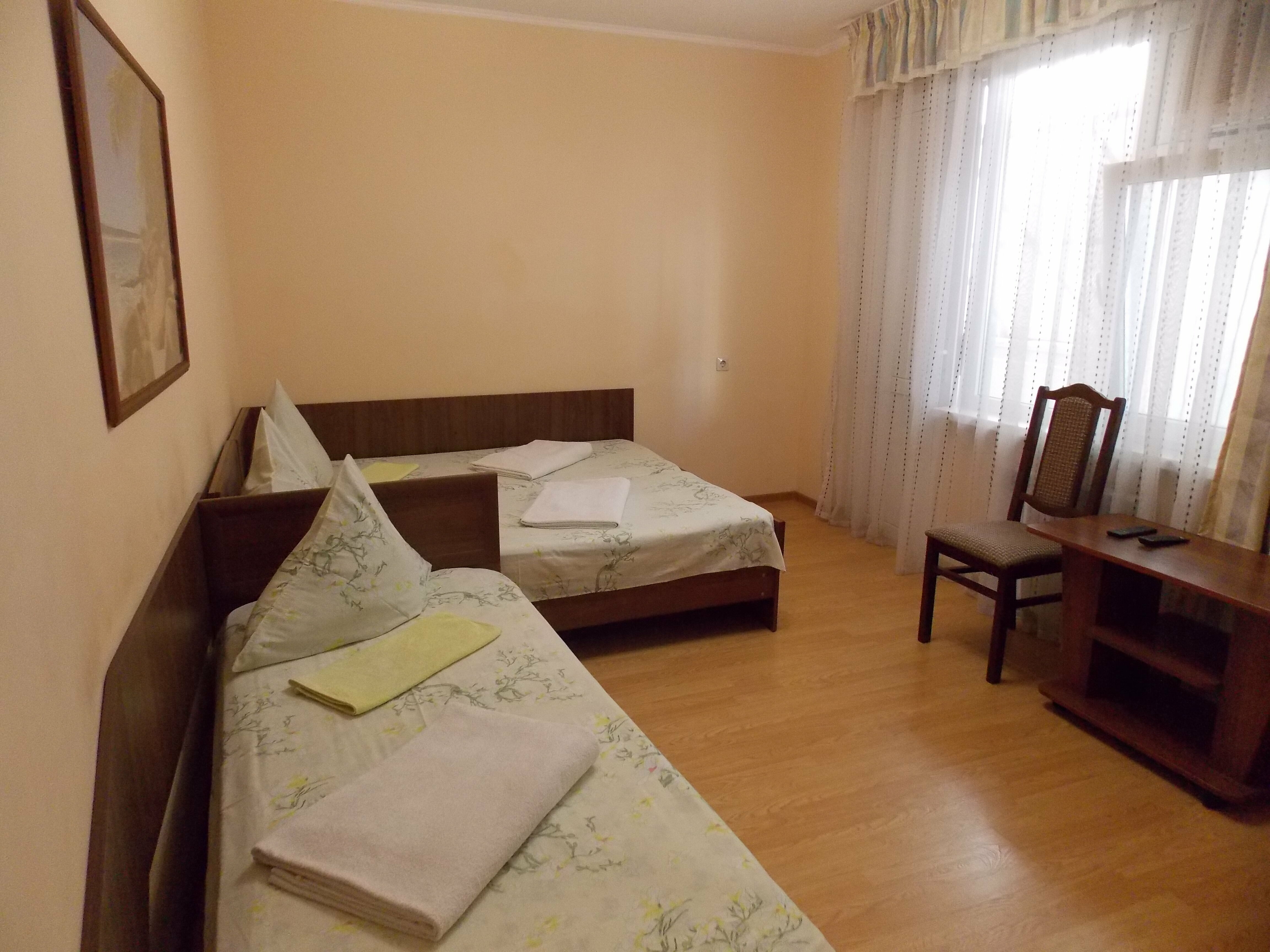 Трехместный номер с собственной ванной комнатой