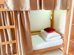 Спальное место на двухъярусной кровати в общем номере для мужчин в Кот Базилио