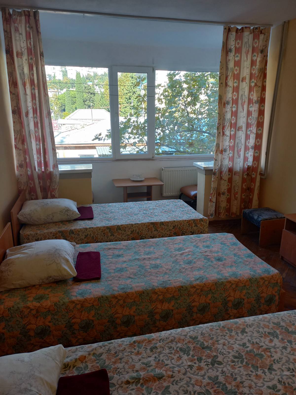 Двухместный номер с 2 отдельными кроватями и общей ванной комнатой