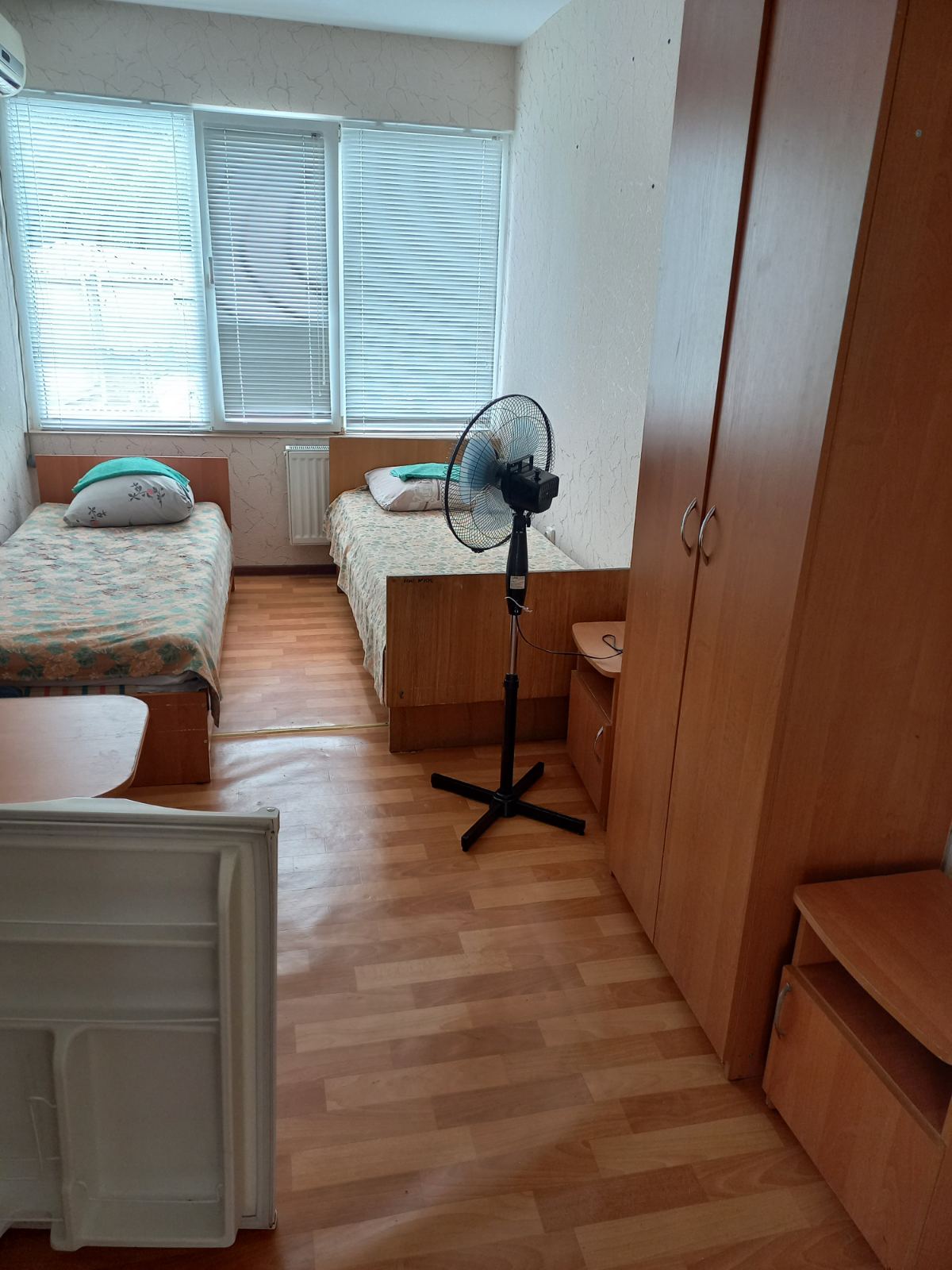 Двухместный номер с 2 отдельными кроватями и общей ванной комнатой