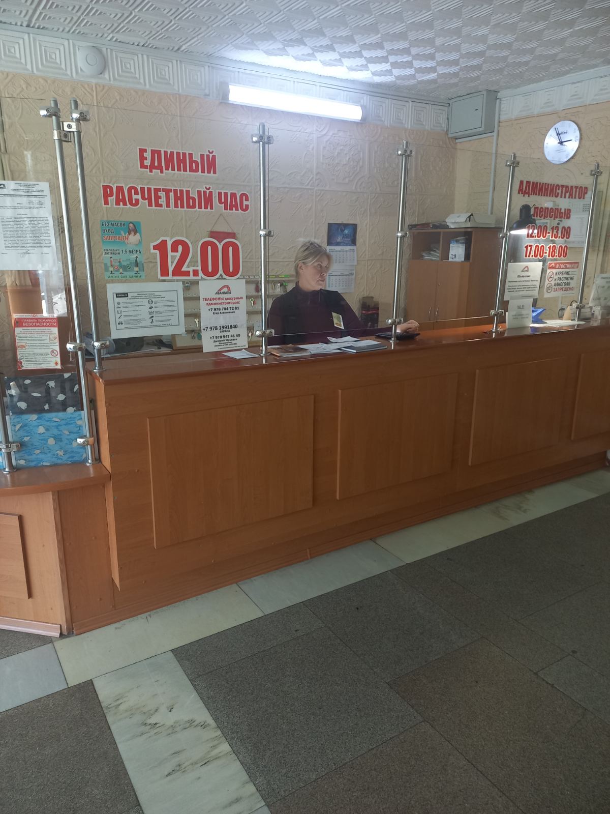 Двухместный номер с 2 отдельными кроватями и общей ванной комнатой