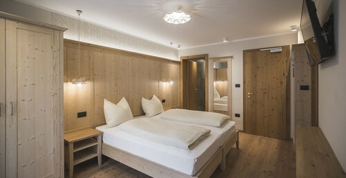 Улучшенный двухместный номер с 1 двуспальной кроватью, 1 двуспальная кровать «Квин-сайз» в Emma Historic Hotel