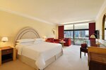 Номер «Делюкс», 1 двуспальная кровать «Кинг-сайз», балкон, вид в Sheraton Grand Doha Resort & Convention Hotel