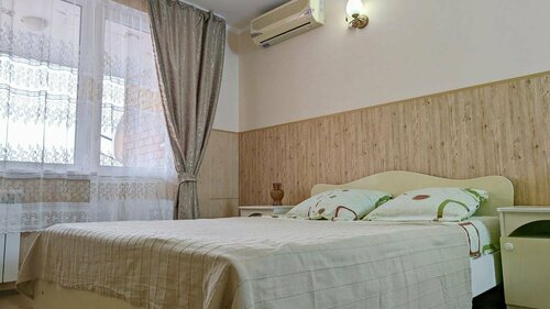 Четырехместный номер с общей ванной комнатой в Натали