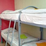 Кровать в 8-местном общем мужском номере в Радуга