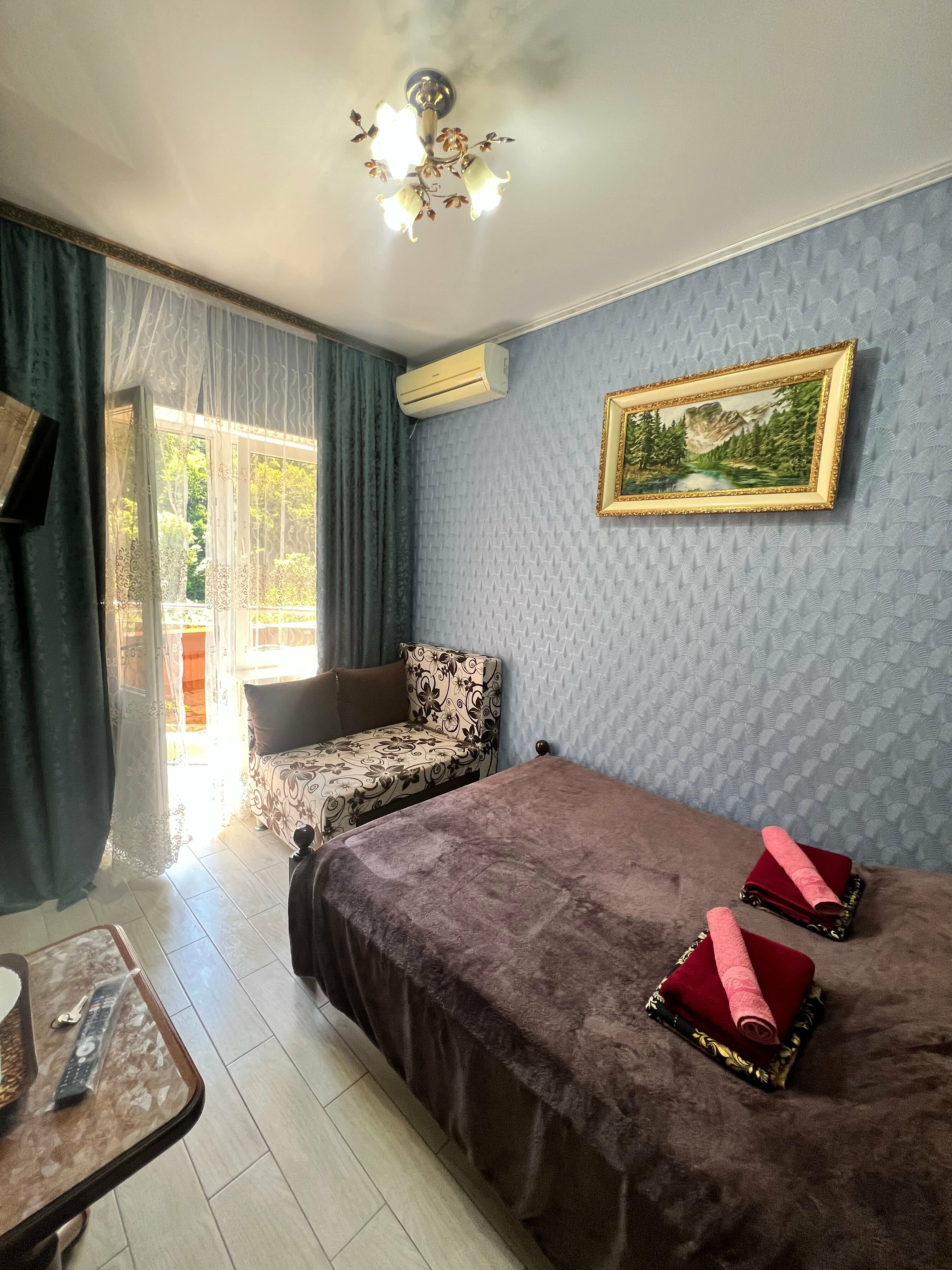 Двухместный номер с двуспальной кроватью и дополнительной кроватью