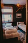 2. Двухместный номер с 2 отдельными кроватями и ванной комнатой в Арт-Хостел Толстой