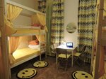(yellow)Кровать в общем 6-местном номере для мужчин и женщин в Svetofor Guestrooms
