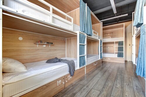 Кровать в 8-ми местном женском номере в Roomy Hostel