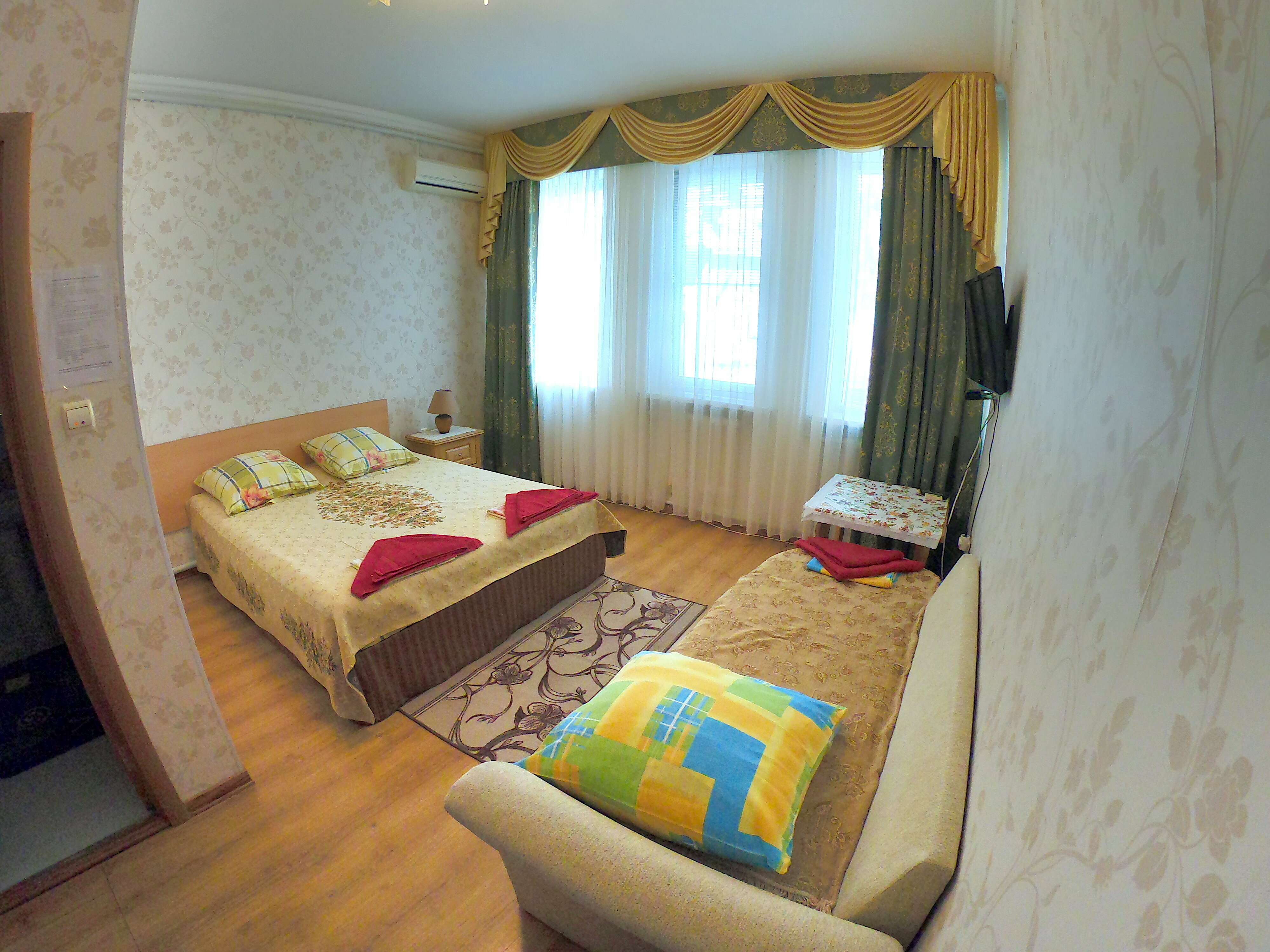 Трехместный номер с собственной ванной комнатой