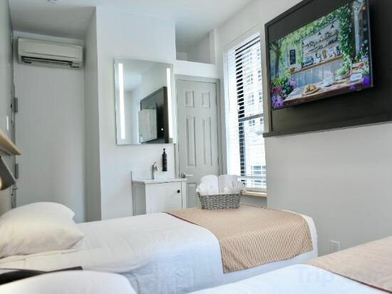 Double Room(Separate Beds)-Shared Bathroom