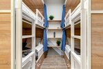 Общий 10-и местный номер с большими шкафами в Roomy Hostel