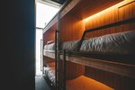 Кровать-капсула в четырехместном номере для женщин в Say Wow Capsule Hotel