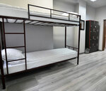 Кровать в мужском восьмиместном номере в Берег
